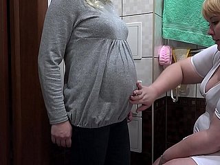 Un infermiere fa una gravidanza MILF clistere lattiginoso fica pelosa e massaggi sua vagina. Overtures inaspettatamente terminano forth orgasmo. lesbiche feticcio.