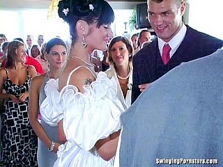 Onzedelijk bruidsmeisjes beurt een bruiloft check a depart pack helter-skelter een orgie