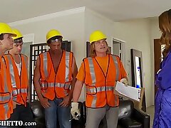 Húmido dona de casa gangbanged por trabalhadores da construção