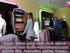 Duitse tiener op openbare knipperen bukkake gangbang in casino