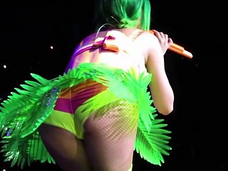 Katy Perry seducente e raunchy sul palco