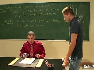 L'insegnante gay impala il suo culo sul cazzo dello studente