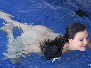 Brünette Second-rate Teen Bella Streifen und nackt nackt schwimmen
