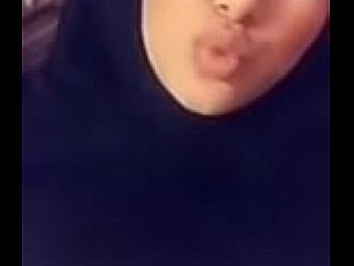 Gadis Hijabi Muslim dengan payudara besar mengambil flick selfie seksi