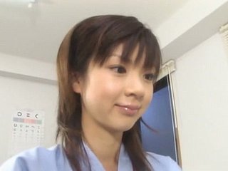 Pygmy asiatischer Teenager Aki Hoshino besucht den Arzt zur Untersuchung