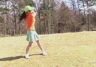 Japanischer Golf im Freien unter Bodenless Minirockjob Elfmeter Runde