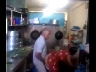 Srilankan Chacha che scopa rapidamente la sua cameriera alongside cucina