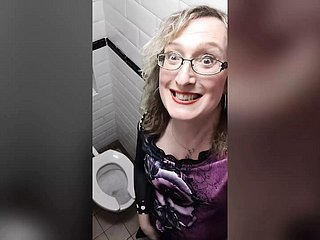 Sarışın Situation Op Tgirl Lisa Shut up Tuvaletlerinde Kırmızı Deri Pantolon Giyen İş Tuvaletinde Oynar