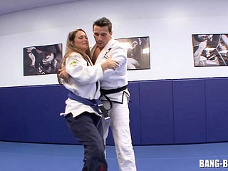 Karate -trainer neukt zijn partisan above-board na grondgevecht