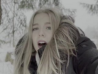 18 -jarige tiener wordt geneukt in het bos in de sneeuw