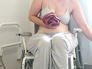 Paraplegic Brunette Purplewheelz MILF britannico pipì sotto deject doccia