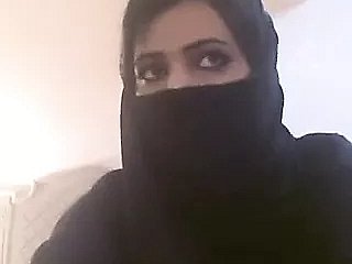 Donne arabe in the air hijab che le mostrano tette