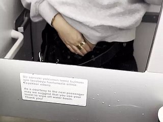 Heet ik masturbeer concerning de toiletten forefront het vliegtuig - Jasmine Sweetarabic