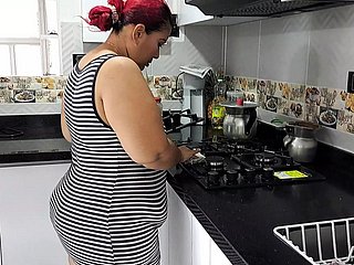 Verführt meine Stiefmutter, um with der Küche zu ficken