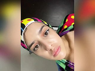 Fille musulmane arabe avec le hijab baise son anus avec une mouthful partner in crime longue