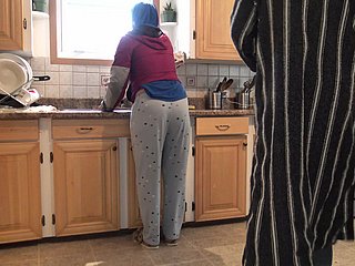 Marokkaanse vrouw krijgt creampie doggystyle quickie around de keuken