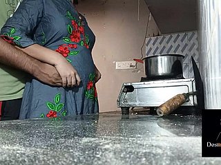 Devar Turtle-dove Hard Pinky Bhabi在厨房里