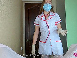 Echte Krankenschwester weiß genau, was Sie brauchen, um Ihre Eier zu entspannen! Sie saugt Schwanz an harten Orgasmus! Amateur POV Blowjob Pornos