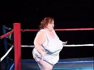Cô gái Midget Fat đang đẩy một dương vật giả trong Lesbian Midget's Pussy