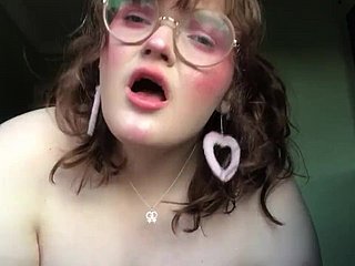 Britse BBW down glazen masturbeert op webcam