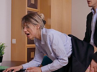 Elena Vedem disfruta durante el sexo en estilo perrito en frigid oficina