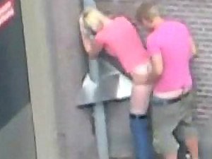 Un couple amateur a attrapé de benumbed baise à l'extérieur en public