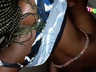 Pareja negra del Congo haciendo el amor sexo duro en una esquina de frigidity casa de frigidity iglesia