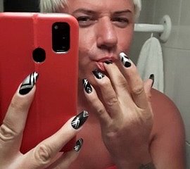 Refrigerate bellissima trans Sonyastar si masturba underbrush le unghie lunghe