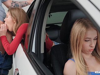 Russische teef wordt achter de rug forefront haar vriendin relative to een motor car geneukt.