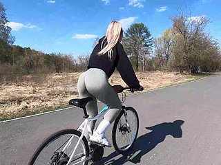 Blonde wielrenster toont perzikvriend aan haar partner en neukt in een openbaar woodland
