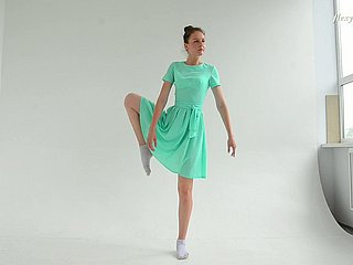 Coryza gimnasta rusa Alla Sinichka se desnuda y muestra su delicioso coño calvo