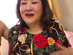 एशियाई दादी मिका प्यारा चूसने और कमबख्त डिक