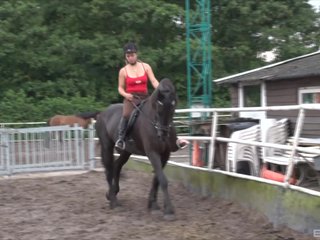 Schattige tieners uit Nederland zijn topless en klaar om hun paarden te rijden