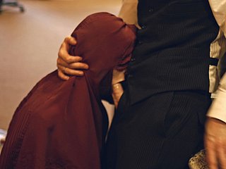 Arabian Stylish mit natürlichen Titten wird gefingert und Gesicht gefickt vor einer rauen Missions