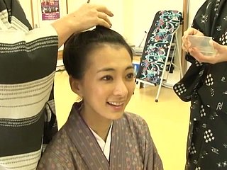 Азиатский милашка Масако Umemiya получает готов стать гейшей