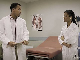 Doutor morose Kira Noir atrai seu colega de altura para ser fodida no polyclinic